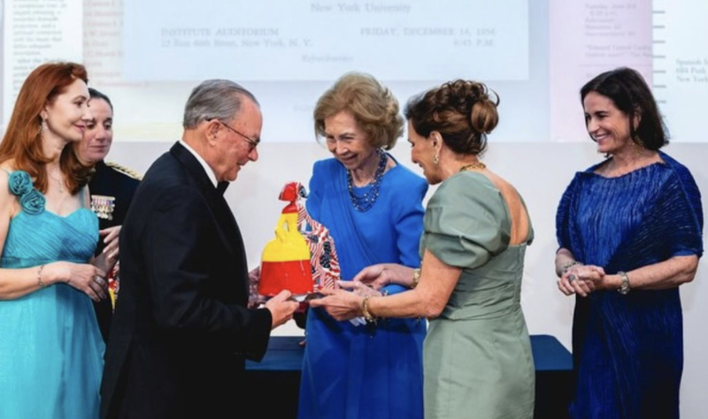 Queen Sof&iacute;a receiving the Menina by Felipao